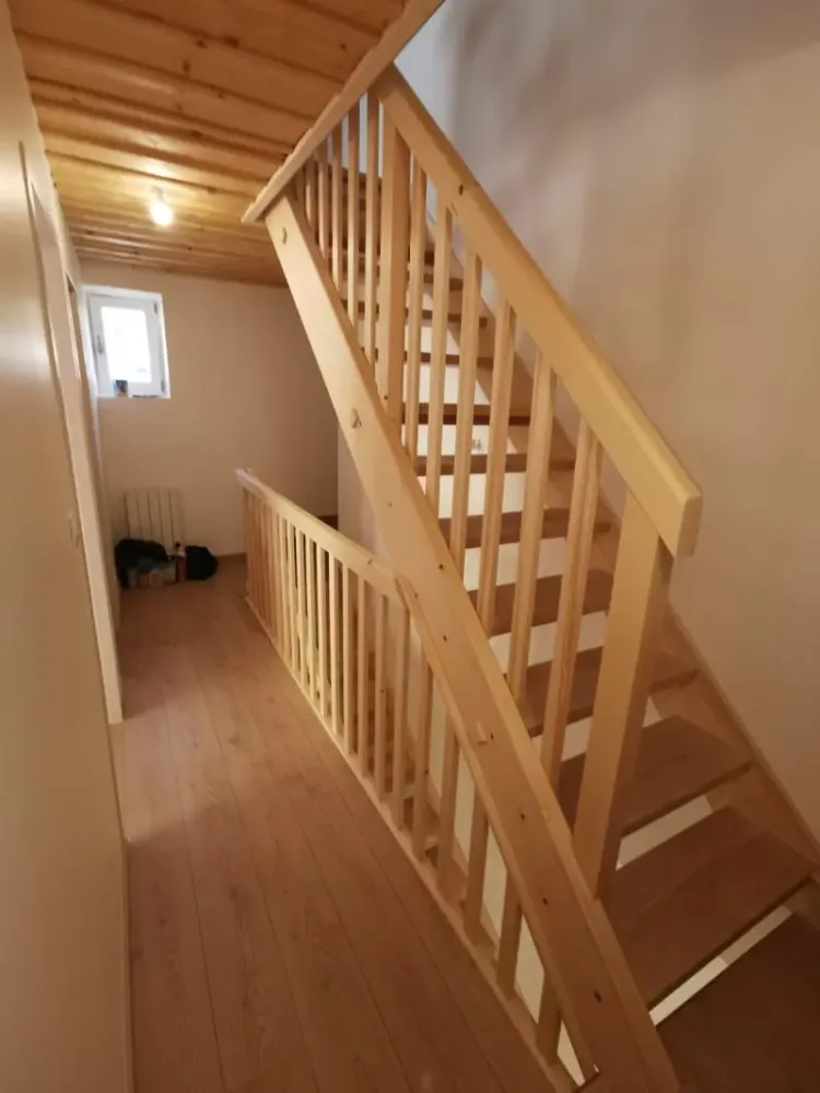 escalier en bois clair
